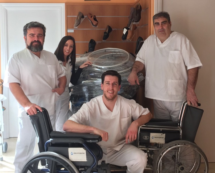  Equipo de la Ortopedia Alcalá con la donación para el Banco de Prótesis de Andade.