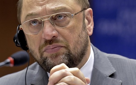 Schulz apoya a los talidomídicos españoles