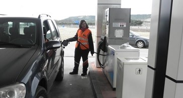 Dos amputados estrenan experiencia piloto de trabajo en gasolineras Repsol