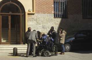 Un joven en silla de ruedas, obligado a declarar ante el juez en la calle